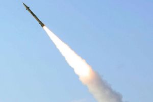 Les États-Unis mènent des frappes contre les systèmes de missiles iraniens dans le détroit d'Ormuz, rapporte Axios